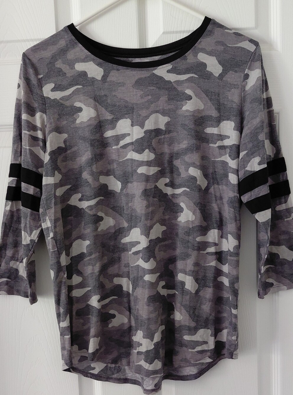 Arizona Jean Company Gray Camo Long Sleeve Tee with Black Accents